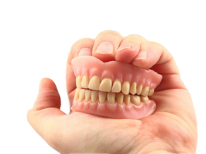 Желтые зубы: причины возникновения и