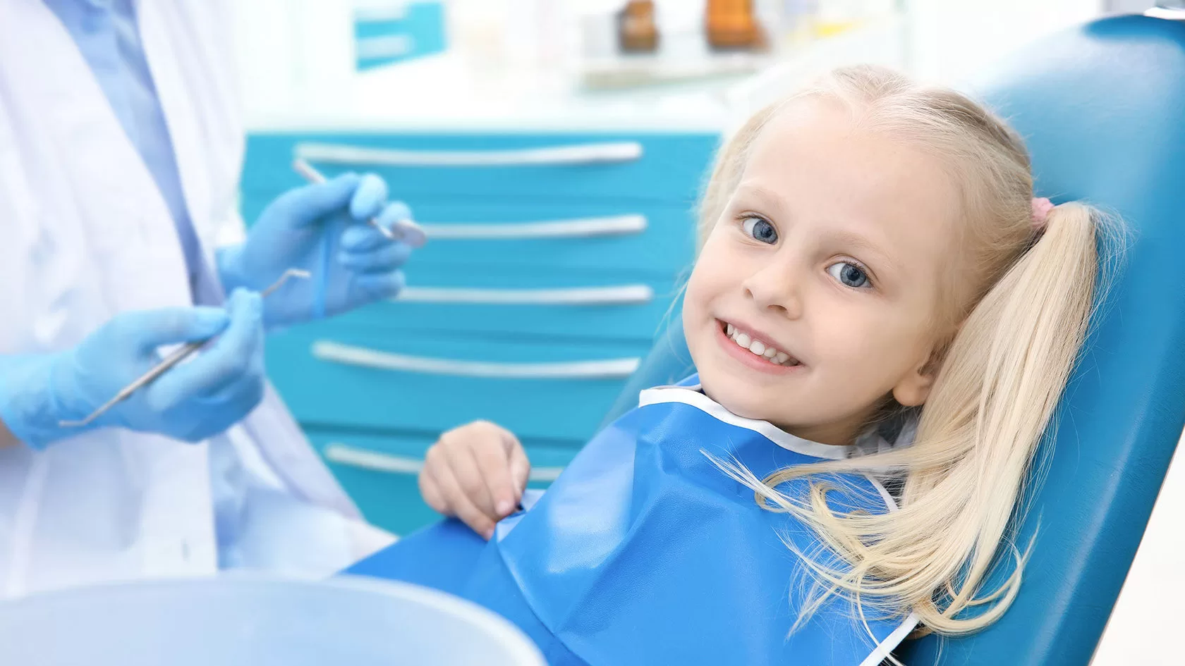 Почему надо лечить молочные зубы?